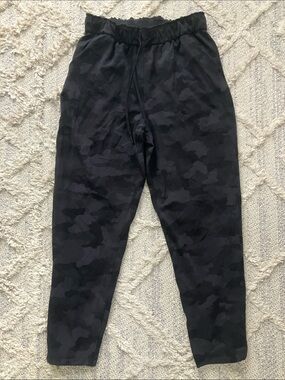 lululemon women’s 8 , high-rise , 4 way stretch , camo pants